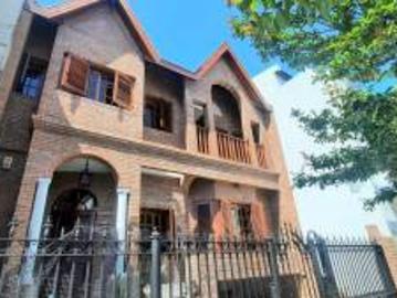 Venta Casa 5 Ambientes, Cochera para cinco autos, Quincho y Parque en Villa Devoto