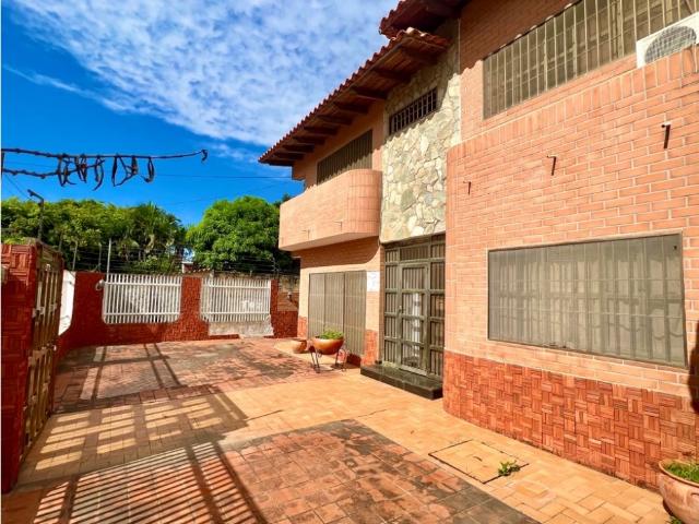 Venta Casa 615m2 4H 5B 3P Zona Valle del Espirito Santo Calle Cerrada