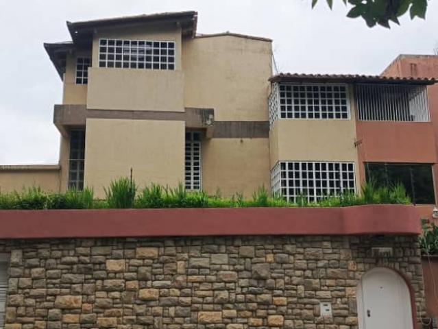 OPORTUNIDAD DE INVERSION CASA 700MTS2/9H/7B/4PE. LESAMO