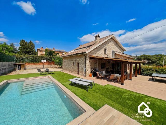 VENTA CHALET EN IGUALADA ZONA SESOLIVERES JARDÍN, PISCINA Y GARAJE!