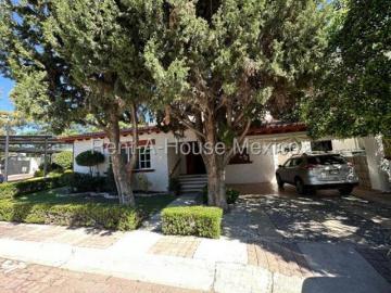 VENTA, Claustros del Parque Casa cuarto de servicio, estudio, área de TV, 3 recámaras