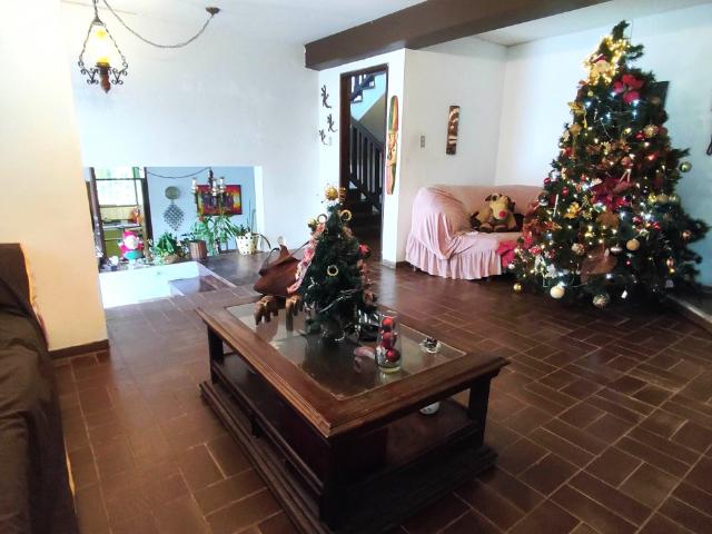 VENTA D/CASA LA TRINIDAD T:534 C:350 M2 4H+S/4B+S/2 1/2 BAÑOS+S AF