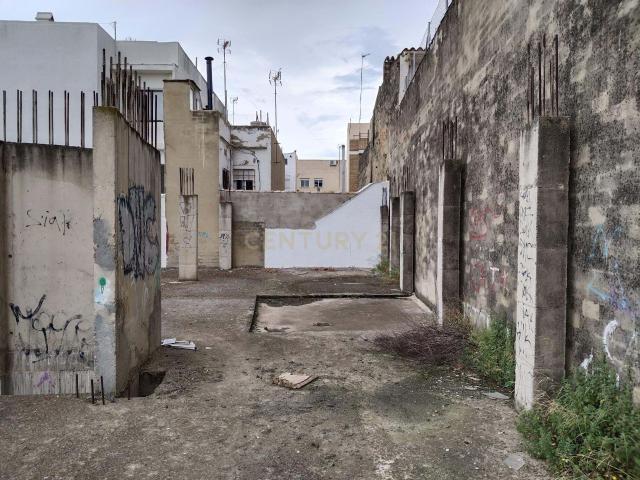 Venta de 13 Pisos + 16 Garajes + Suelo Urbano Residencial en Calle RAMON Y CAJAL Nº 1 Benetússer