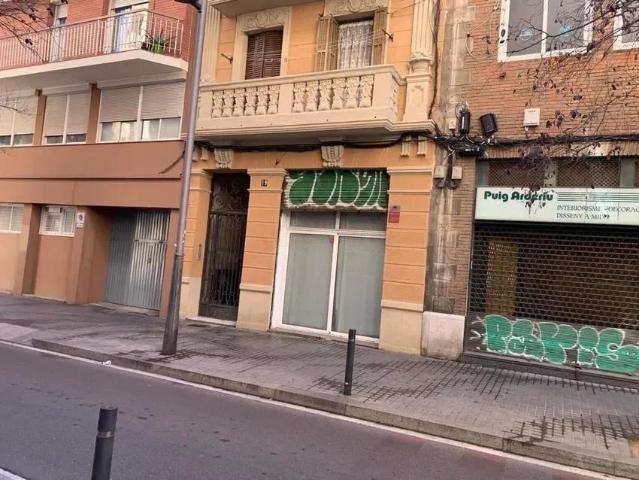 VENTA DE DOS LOCALES EN LA ZONA DE POBLE SEC