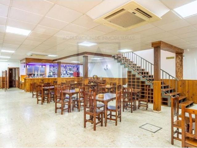 Venta de 2 pisos y Restaurante antigua Venta Curro y traspaso local colindante alquilado en Camas S
