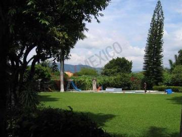Venta de Terreno con Alberca, Cancha de Tenis y 4 casas para Remodelar en Yautepec Morelos