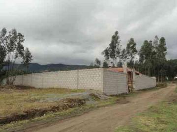 Venta de terreno con casa en obra negra en Otavalo