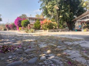 Venta de Terreno con casa y bodegas en Miacatlán