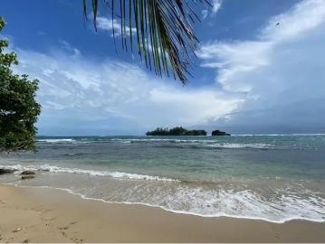 Venta de terreno frente al mar en Bocas del Toro Con servicios y Casa Club de 2299 m2
