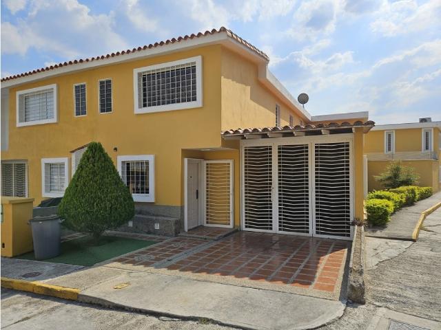 Venta de Town House detrás del C.C. Buena Ventura Urb. Vista Dorada