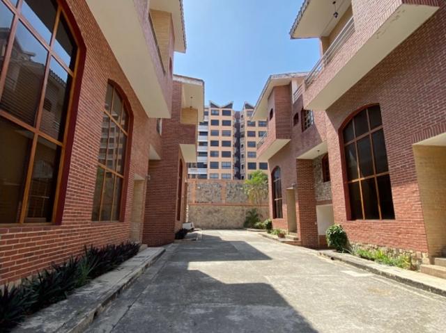 VENTA DE TOWN HOUSE EN URB. AGUA BLANCA Valenca