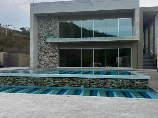 Venta de Townhouse en Obra Blanca en la Urb. de Guataparo