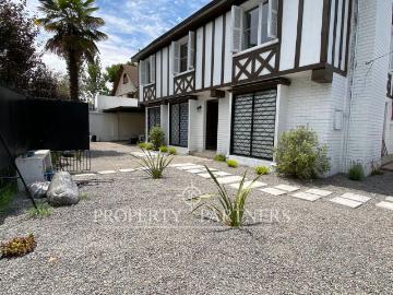 Venta de tres casas juntas frente al Estadio Español