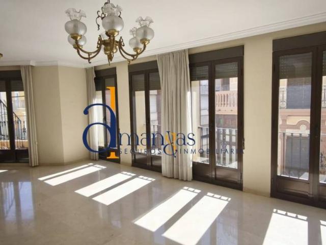 Venta de un amplio piso en Lucena