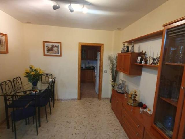 Venta de una amplia casa en Huelma