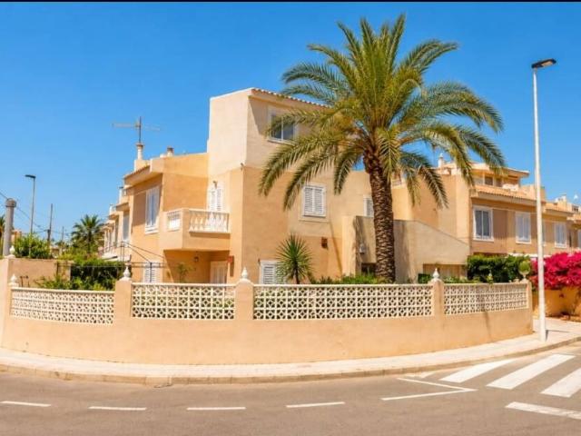 Venta de villa amplia en Torrevieja, Playa de los Locos Los Frutales Cabo Cervera