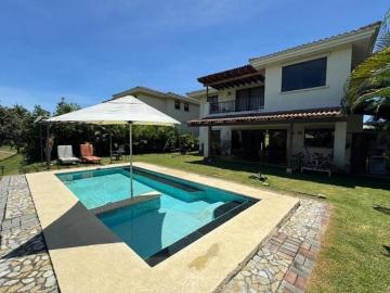 Venta de Villa con Vistas al Mar y Piscina en Vista Mar, San Carlos