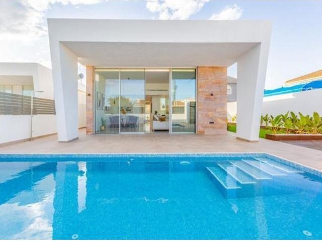 Venta de villa en Torrevieja, de 135m2 con 3 dormitorios y 2 baños
