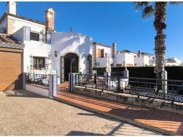 Venta de villa en Algorfa, de 122m2 con 3 dormitorios y 2 baños con plaza de garaje