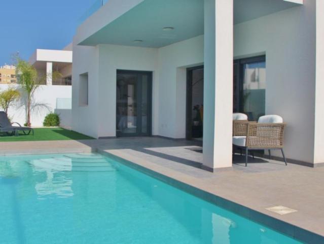 Venta de villa en Benijofar, de 120m2 con 3 dormitorios y 2 baños