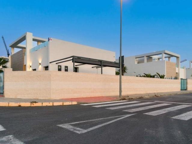 Venta de villa en Benijofar, de 121m2 con 3 dormitorios y 3 baños