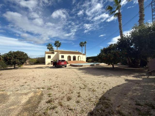 Venta de villa en Catral, de 105m2 con 2 dormitorios y 2 baños con plaza de garaje