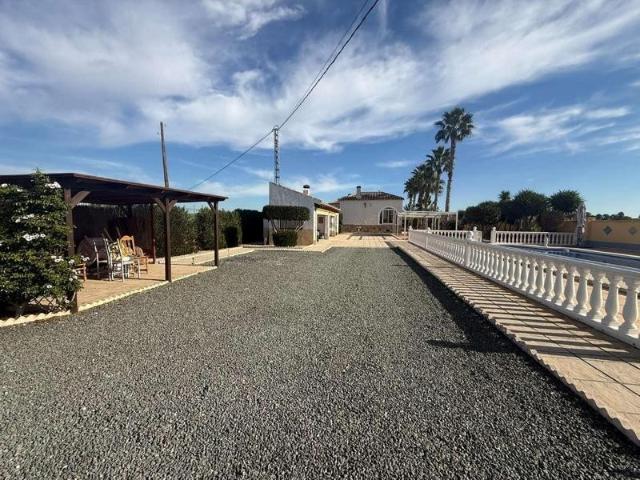 Venta de villa en Catral, de 169m2 con 4 dormitorios y 3 baños