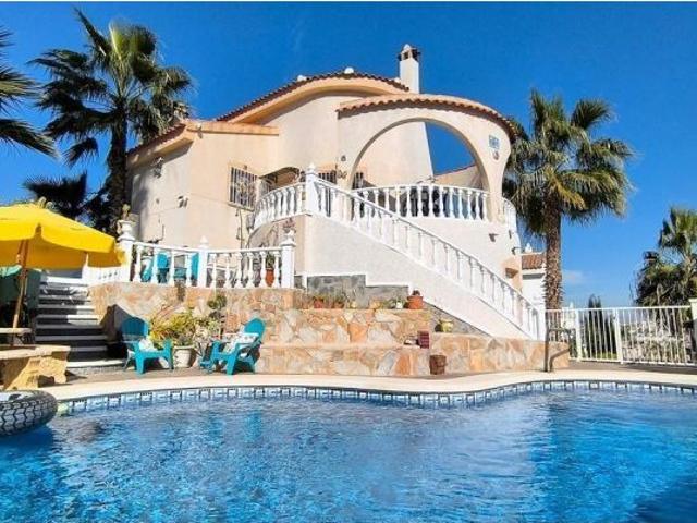 Venta de villa en Ciudad quesada, de 182m2 con 4 dormitorios y 2 baños con plaza de garaje