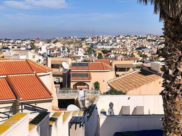 Venta de villa en Ciudad quesada, de 182m2 con 4 dormitorios y 2 baños con plaza de garaje