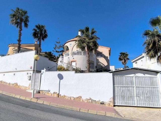 Venta de villa en Ciudad quesada, de 182m2 con 4 dormitorios y 2 baños con plaza de garaje