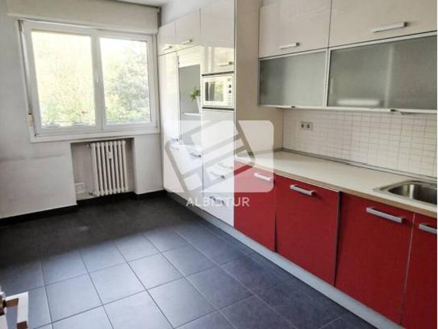 VENTA de vivienda de 3 habitaciones, dos baños, salón y cocina independiente. Trastero incluido en bajo cubierta