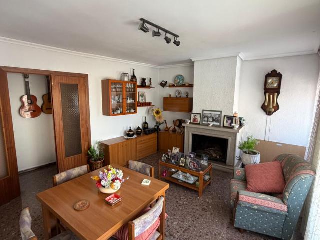 Venta de Vivienda en Castellón con Amplios Espacios y Gran Terraza