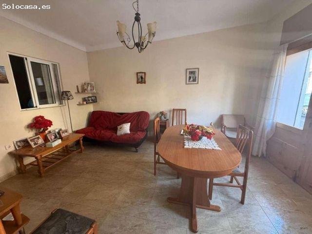 Venta de adosado en Catral, de 500m2 con 5 dormitorios y 2 baños