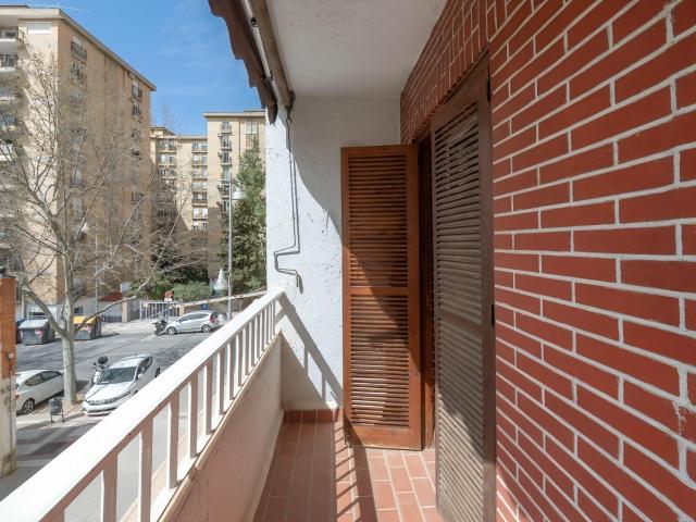 VENTA DE AMPLIO PISO EN CERVANTES GRANADA
