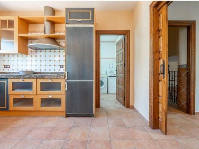 VENTA DE AMPLIO Y ESTUPENDO CHALET INDEPENDIENTE EN SANTA FE GRANADA