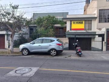 ALQUILO O VENDO AMPLIA CASA CON FONDO A PARQUE PARA VIVIENDA U OFICINA