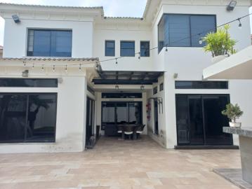 venta de amplia casa con piscina urb entrelagos sa