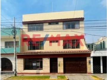 Venta De Amplia Casa De 3 Pisos Con Vista A Parque En La Urb. Las Quintanas
