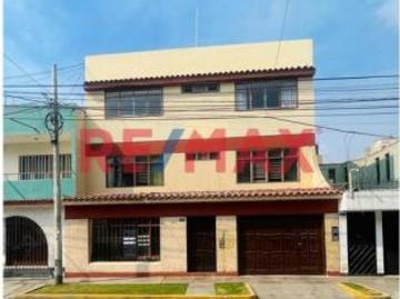 Venta De Amplia Casa De 3 Pisos Con Vista A Parque En La Urb. Las Quintanas