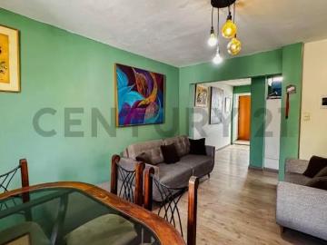 Venta de Amplia Casa de Pisos con Mini Departamento Surco