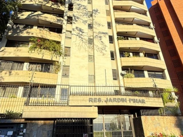 Venta de apartamento ubicado en el Paraíso, calle exclusiva. Amoblado