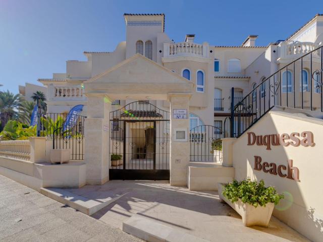 Venta de Apartamento con piscina comunitaria + plaza de garaje y trastero frente a Playa de los Locos Torrevieja