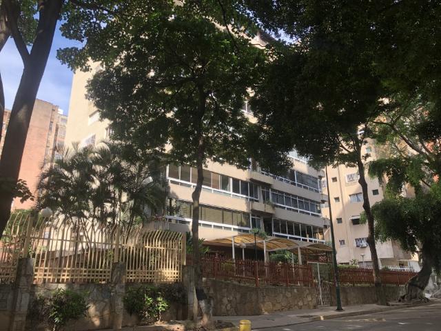 Venta de Apartamento en La Urbina Calle Cerrada, 2 Estacionamientos
