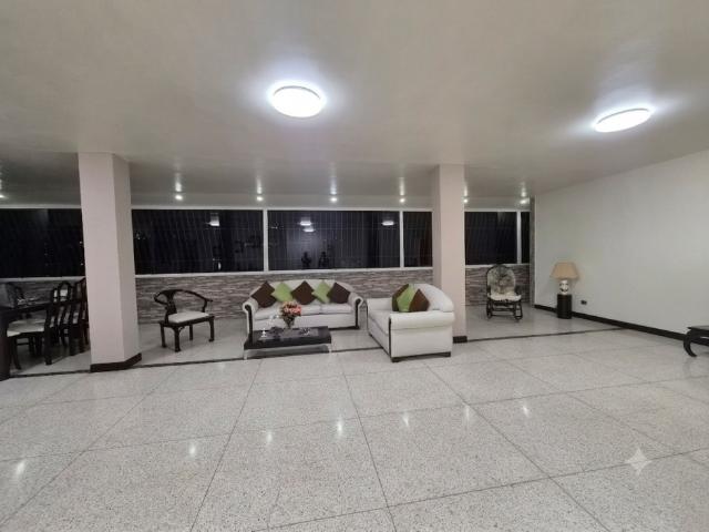 VENTA DE APARTAMENTO EN LA AV. ROOSEVELT, URB. LOS ROSALES