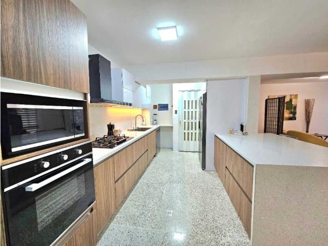 Venta de apartamento Remodelado en el Cafetal. Municipio Baruta
