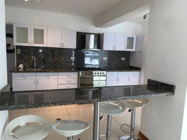 Venta de Apartamento Remodelado y Actualizado en Cumbres de Curumo
