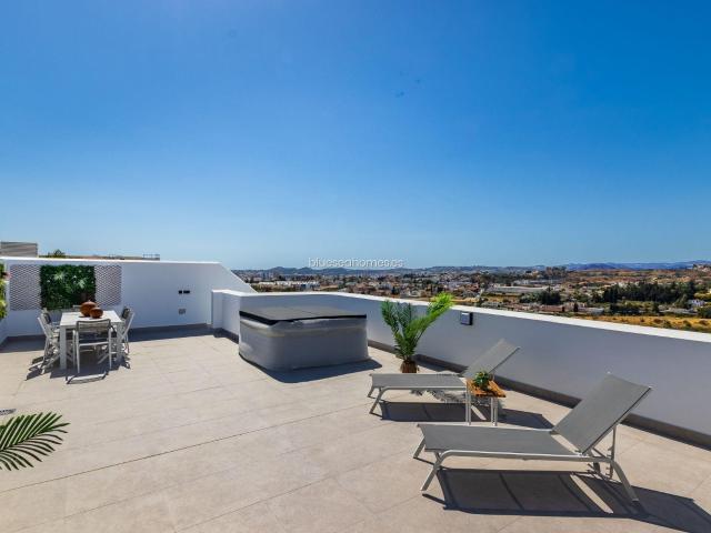 Venta de ático con tres dormitorios en Fuengirola, Málaga, Costa del Sol