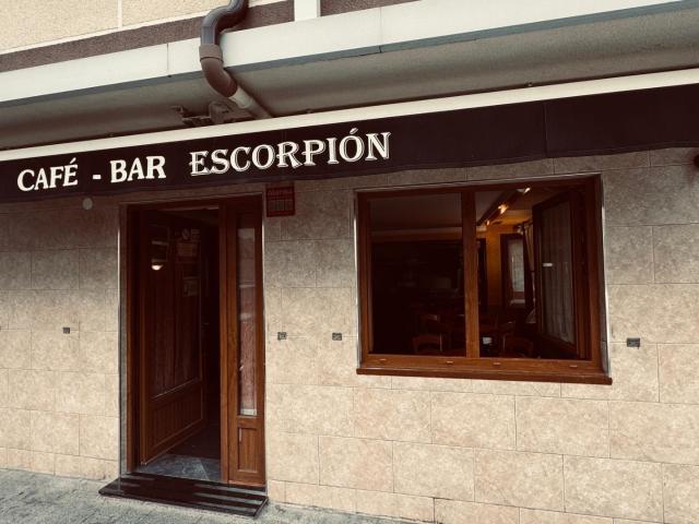 VENTA DE BAR RESTAURANTE CON LICENCIA DE HOSTELERIA VIGENTE Y SALIDA DE HUMOS
