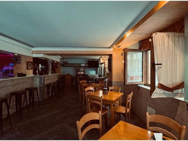 VENTA DE BAR RESTAURANTE CON LICENCIA DE HOSTELERIA VIGENTE Y SALIDA DE HUMOS EN DOS PLANTAS