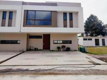 VENTA DE CASA MODELO MALAUI EN RESIDENCIAL PASEO JURICA EN METEPEC